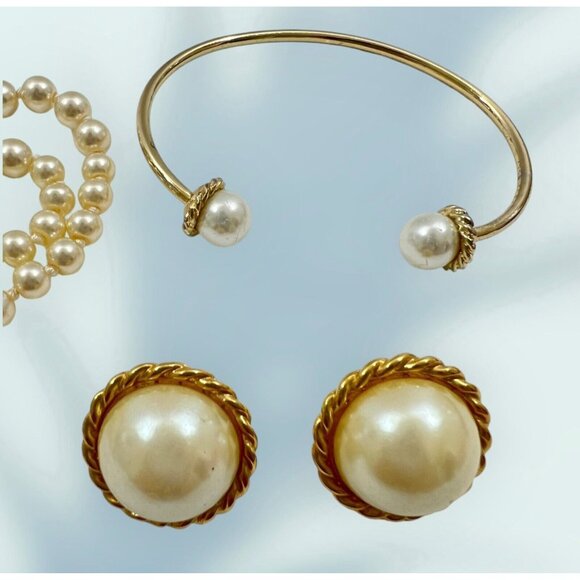 VTG Glass Pearl Necklace 18" Creamy Hand Knotted, Button Earrings, Bracelet - Picture 4 of 8